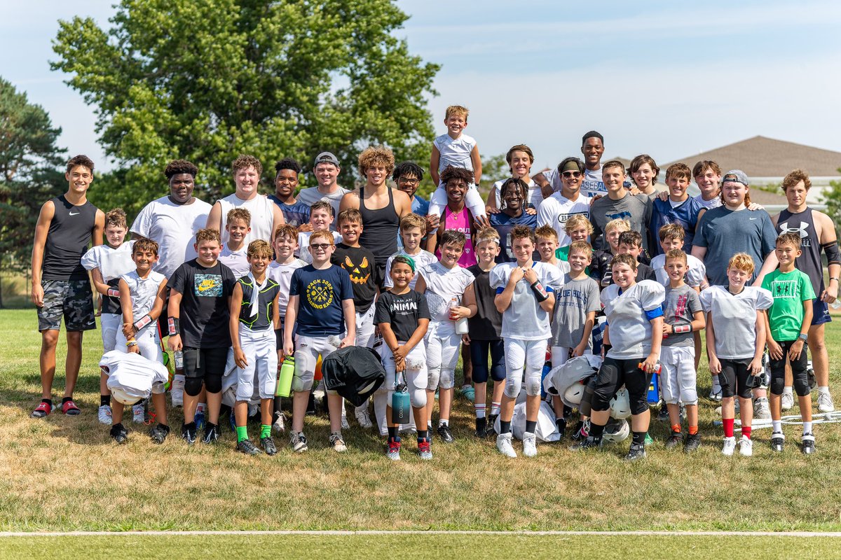 WWallace2023's tweet photo. A better photo of the entire BVN Football senior crew and the 5th grade Mini-Mustangs! Inspiring our next generation. #onefamily #WeVN @MustangsBvn @BVNorthFootball @CoachPum @adam_parks23 @GoldbergJaxon @reecemay16 @alonzomorgan0 @TommyStorm71 https://t.co/lMFgeAy9dH