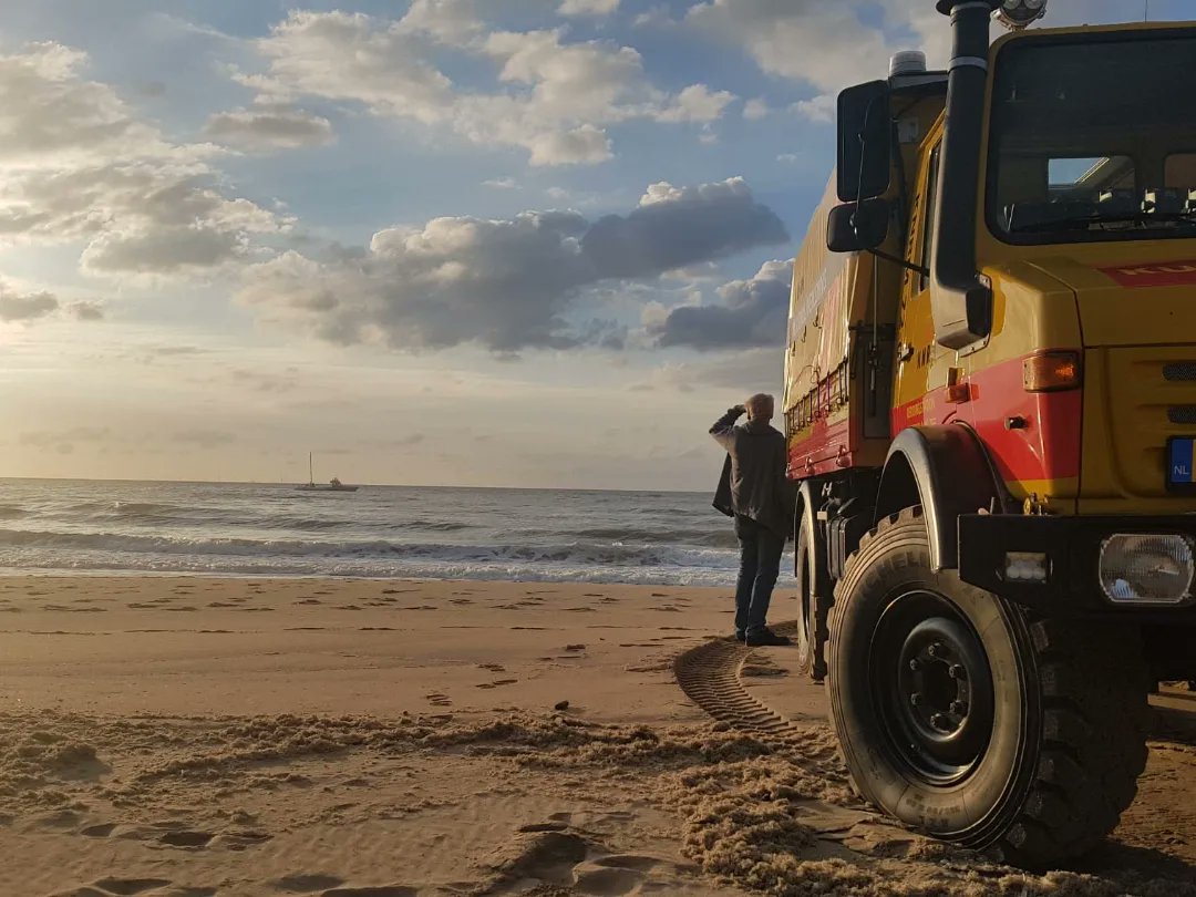 Vanavond hulpverleend aan een catamaran in de problemen thv de Wassenaarseslag.

De bemanning van de reddingboot heeft de catamaran op sleep genomen richting Scheveningen.