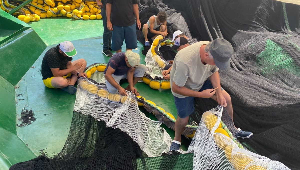 BitkrexHaber's tweet photo. Balıkçılar, 1 Eylül’de başlayacak balık av sezonu öncesi eskimiş ağlarını ilmek ilmek tamir edip hazırlıklarını sürdürüyor. Tarım ve Orman  #Bitkrex #BitkrexHaber #Ekonomi #KriptoPara #KriptoParaHaber #Balık #AvYasağı

https://t.co/5A6Z3Tk0iE https://t.co/qRvp1ZPUsS