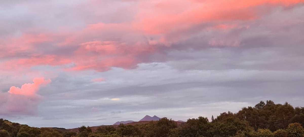 Soulcatstrut's tweet photo. #Oban skies #SunsetCapital 😍 https://t.co/HRnL6fzldi