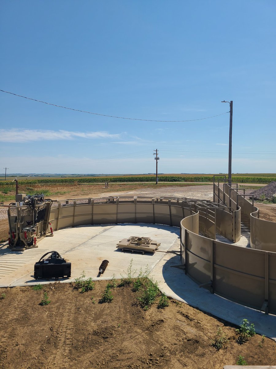 Here is a small capacity double alley facility with semi load out. It features our Brute Stealth 366 Chute with Hydraulic neck extenders, swing arm control's, half blinders, and palpation door!