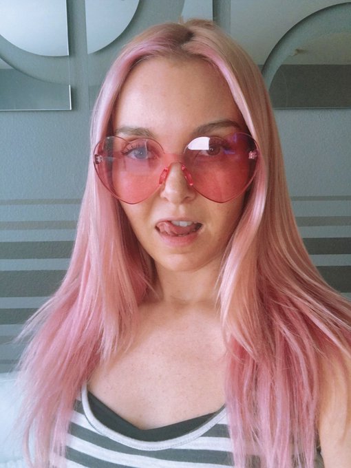4 pic. I’m going to have pink hair the last two weeks in September! I’m so excited and I just can’t hide