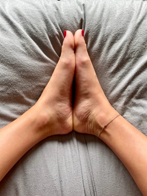 ToetallyTiny's tweet photo. i'll spoil the man that spoils my feet 😏 #feetworship #feetworship #feetfinder #feetfetiche #feetdomme #sellingcontent #paypig #sellingfeet #feetpics #feetvids #soleworship https://t.co/e3DEspi9sk