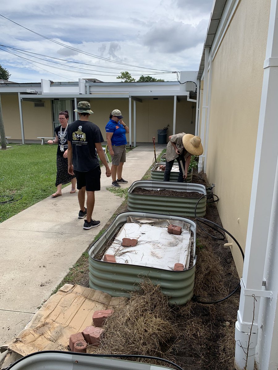 #GardenGnomies @MortElementary leveled up their growing game! Thanks to <a href="/UF_IFAS/">UF/IFAS</a> and Alex Baron for helping us with our drip irrigation!! 💧