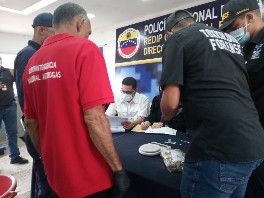 snantidrogas_ve's tweet photo. La Sunad incineró 6 kilogramos con 808 gramos y 2 miligramos de drogas además de 2 plantas de cannabis. El acto se ejecutó en el municipio San Francisco, estado Zulia. 

✅En presencia de la Jueza 6to. de  Control, Marilis Bravo. https://t.co/p8pRXwJC0m
