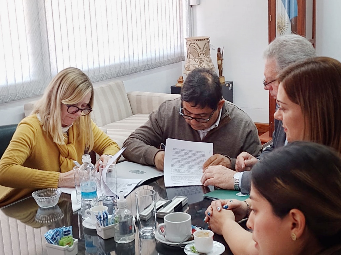 UNSa_Salta's tweet photo. La UNSa firmó un convenio de colaboración con la Asociación Civil @patapilaOK 💯
📌 El objetivo es articular y sostener el trabajo que se viene desarrollando con el Instituto de Investigaciones Económicas (IIE) de la Universidad, promover proyectos de colaboración, entre otros✔️ https://t.co/k5bNsrQh3e