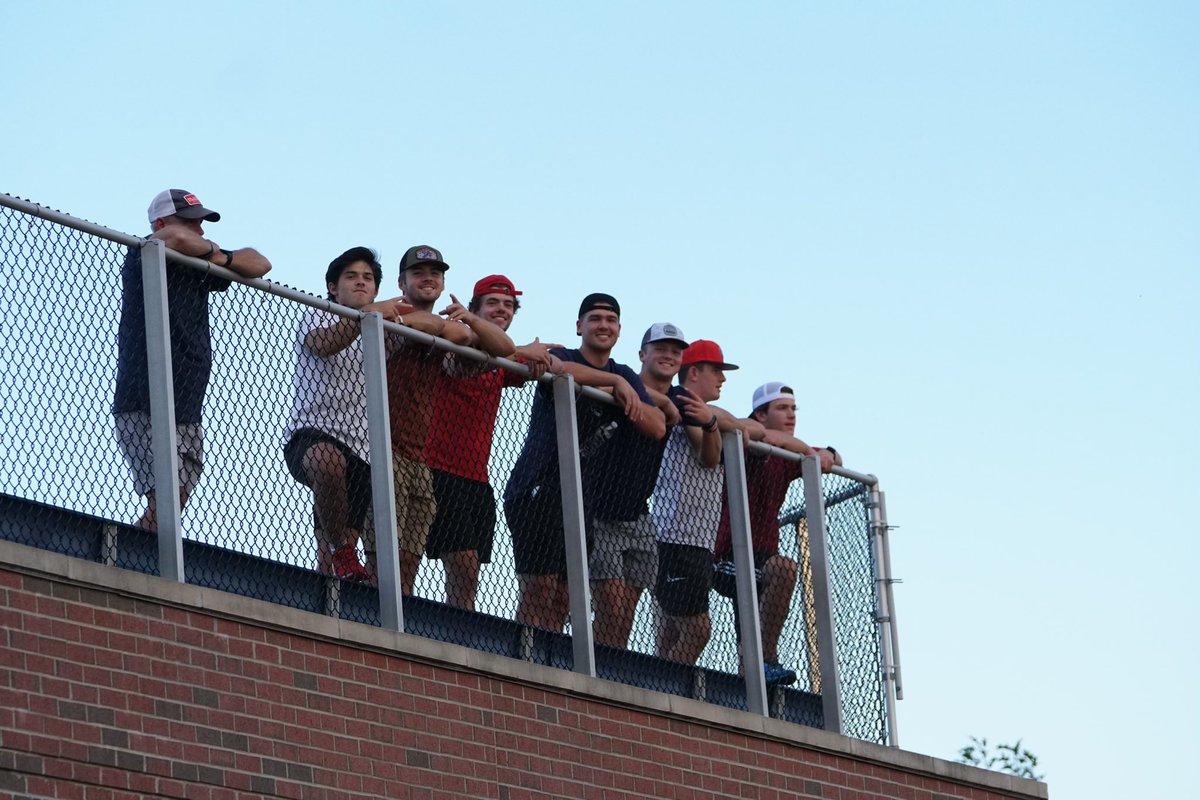 Bruins supporting Bruins last night at the 🌹!

<a href="/BelmontWSoccer/">Belmont Women’s Soccer</a> | #ItsBruinTime