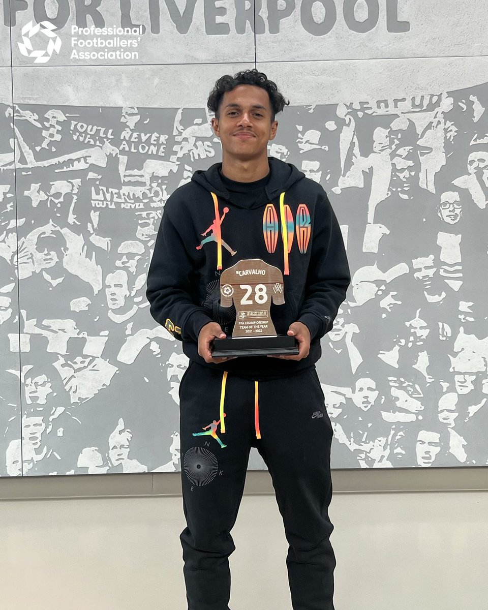 Fábio Carvalho was today presented his 21/22 PFA Championship TOTY award following an outstanding campaign with <a href="/FulhamFC/">Fulham Football Club</a> 👏