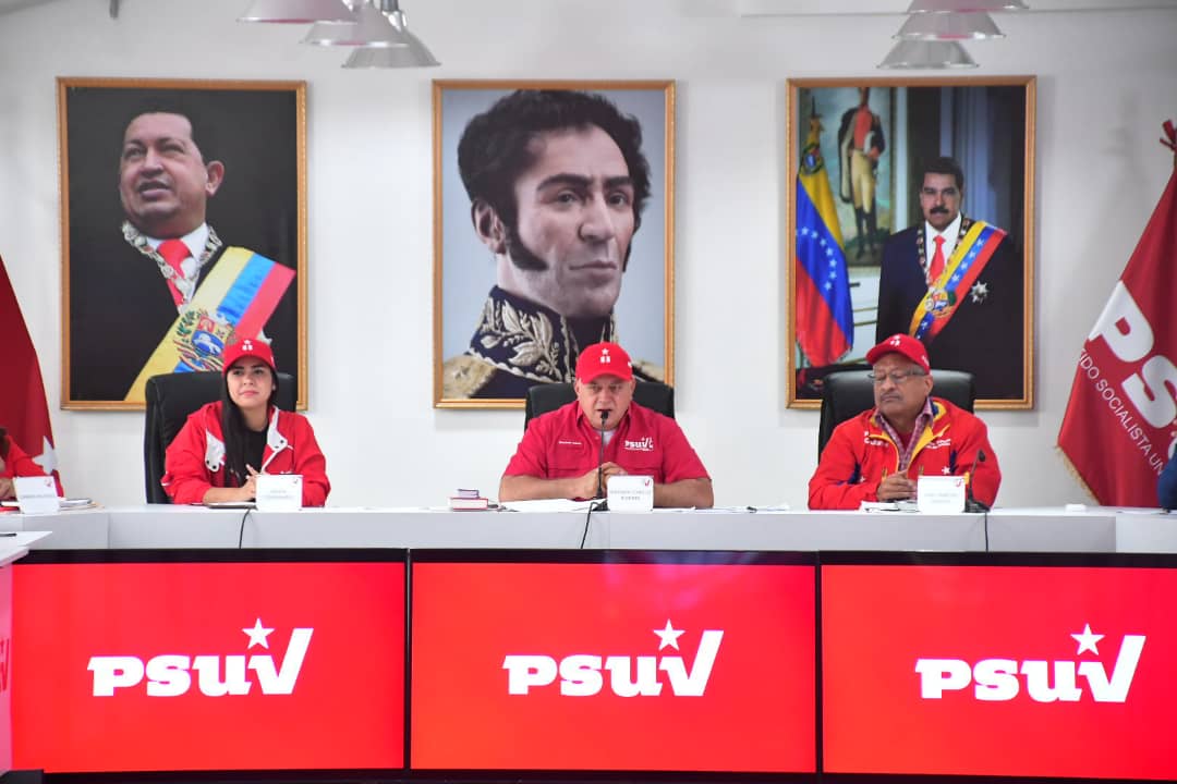 PartidoPSUV's tweet photo. "Hay gente que compró mercancía y ha cerrado sus tiendas para remarcar precios (...) no es el dólar paralelo sino el del Banco Central de Venezuela que debe regir las transacciones económicas del país", Diosdado Cabello. 

@dcabellor
#VenezuelaEnVictoria
https://t.co/D59aPeoRoG