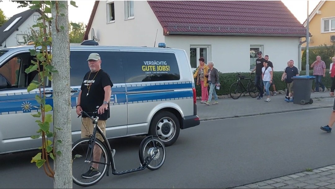 WeberKili's tweet photo. Zwei der Teilnehmer tragen T-shirts vom rechten CompactMagazin.
Der ältere Mann nahm schon am Reichsbürgeraufzug am #le1007 von Volker Beiser teil und bedrängte uns schon dort
Siehe hier:
https://t.co/pp2HilzB4t
https://t.co/9bcWl67YGb
#le2908 #Leipzig #Engelsdorf #Querdenken https://t.co/Qk6D6GLb0y
