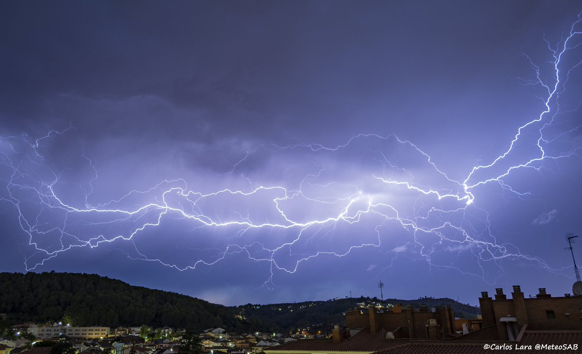 MeteoSAB's tweet photo. Fotogénica #tormenta con rayos tipo "Anvil crawler" desde #SantAndreudelaBarca hace unos minutos (21:02h). #meteo https://t.co/Oct8DowZ3b