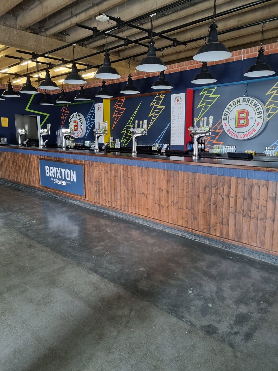 jason_jasnathem's tweet photo. @Goodwood_Races Disappointed with this premier tracks service for the Sunday meeting. Good crowd all looking to enjoy their last bank holiday and the service from the only bar open in the Gordon enclosure was shocking. You should be able to purchase a drink between races. 3 shut? https://t.co/6apMrxP3Iu