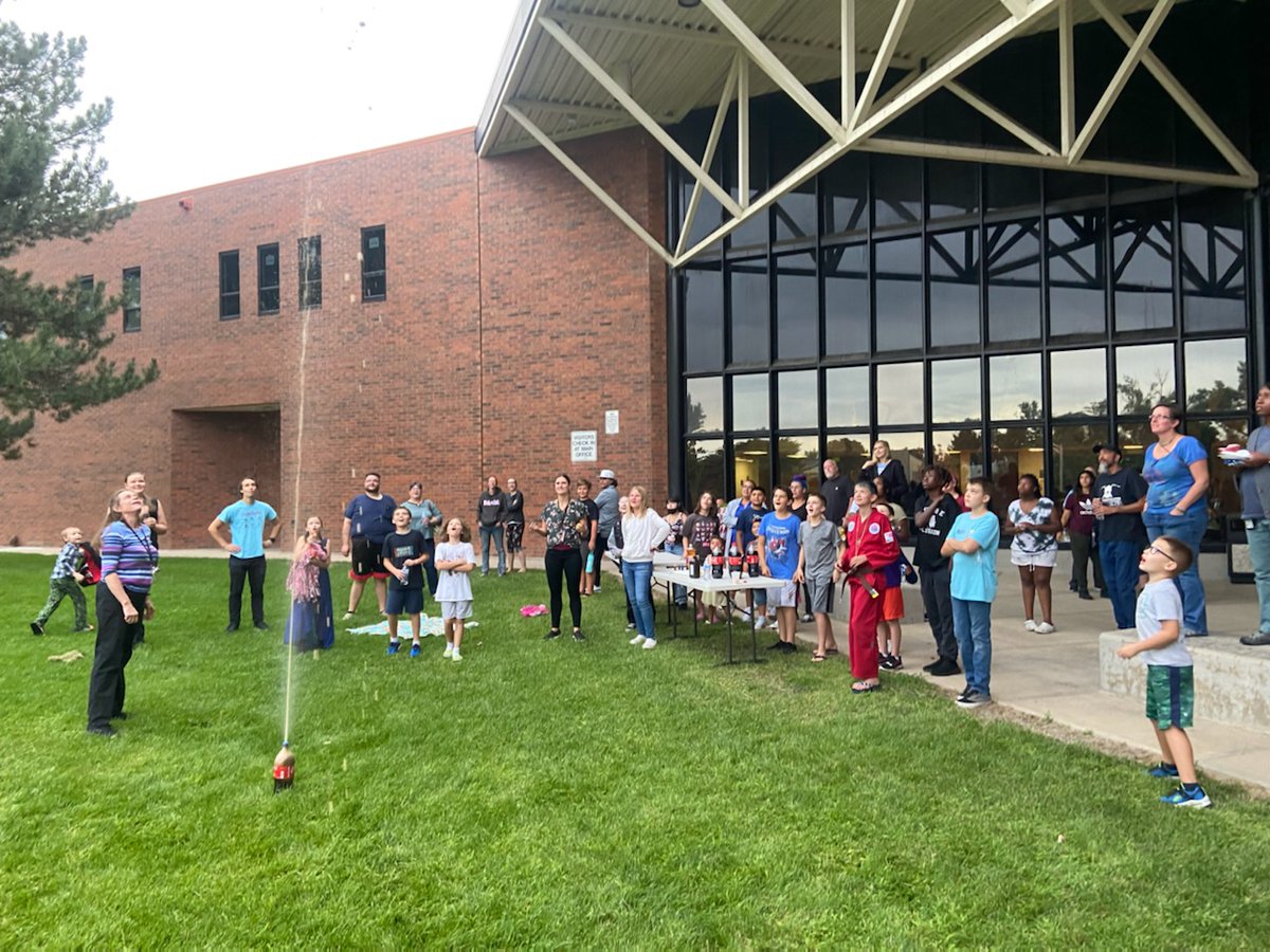 moore_middle's tweet photo. Our first Family Dinner of the year was a success! The Science Team demonstrated some awesome experiments for everyone's enjoyment! 

 #jeffcopublicschools #mooremiddleschool #greatdaytobeamustang #sciencerules https://t.co/dAWf5lmvKd