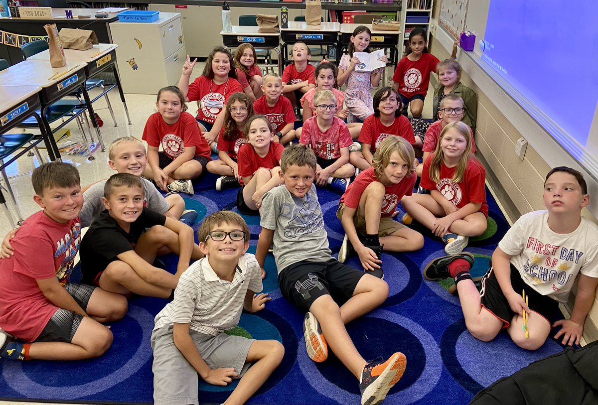 MrsMarchFC's tweet photo. We had an awesome first day of 4th grade in room 129!! 😁🐾 @OwenJRobertsFC #WhatMakesFCSpecial https://t.co/xfpEr8mm0M