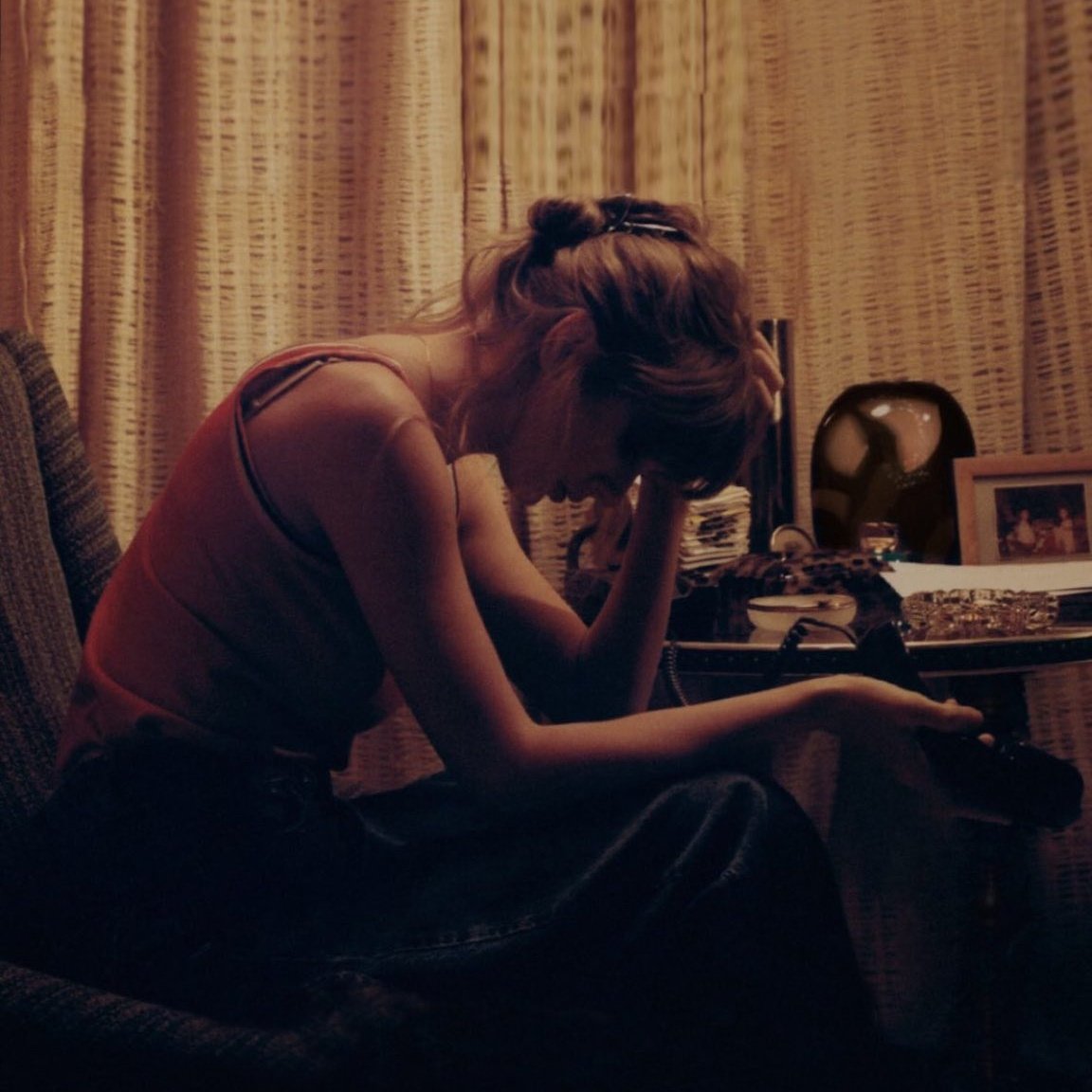 swiftiereads's tweet photo. Esta foto me grita I almost do "it takes everything in me not to call you" https://t.co/Hjngch5rbu