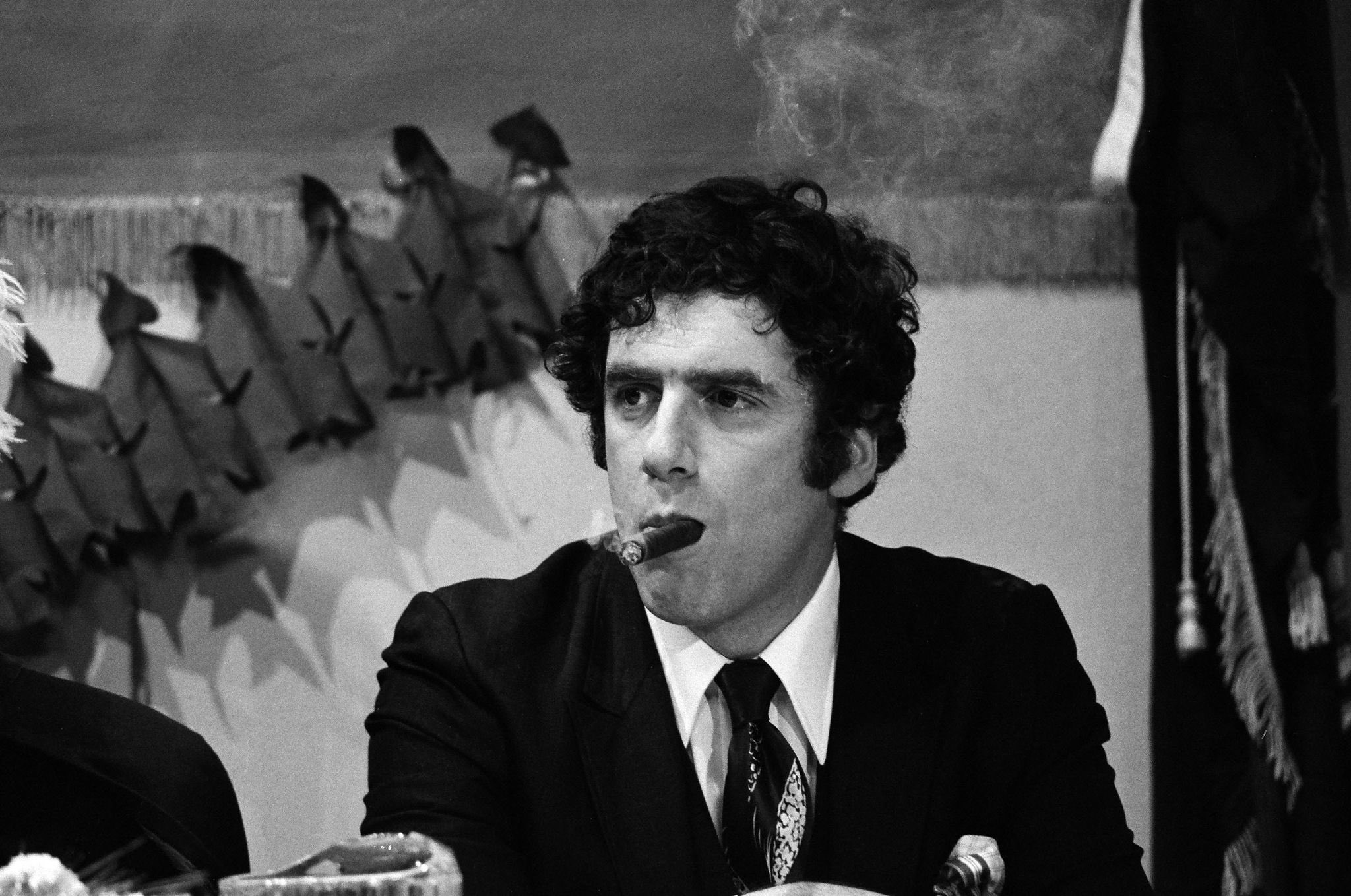 The King of Cigars - Happy Birthday, Elliott Gould! 