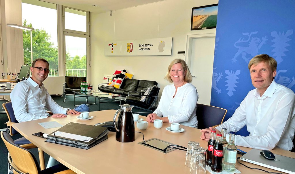 StartUpSH (@start_up_sh) on Twitter photo Mit Dirk Schrödter, Minister und Chef der Staatskanzlei, haben sich heute <a href="/anke_rasmus/">Anke Rasmus</a> und Frank Schröder-Oeynhausen vom StartUp SH Vorstand über Schleswig-Holstein als Impulsgeber im Bereich digitaler Gründungen und Startups ausgetauscht.
#WirMachenGründung Mit Dirk Schrödter, Minister und Chef der Staatskanzlei, haben sich heute <a href="/anke_rasmus/">Anke Rasmus</a> und Frank Schröder-Oeynhausen vom StartUp SH Vorstand über Schleswig-Holstein als Impulsgeber im Bereich digitaler Gründungen und Startups ausgetauscht.
#WirMachenGründung