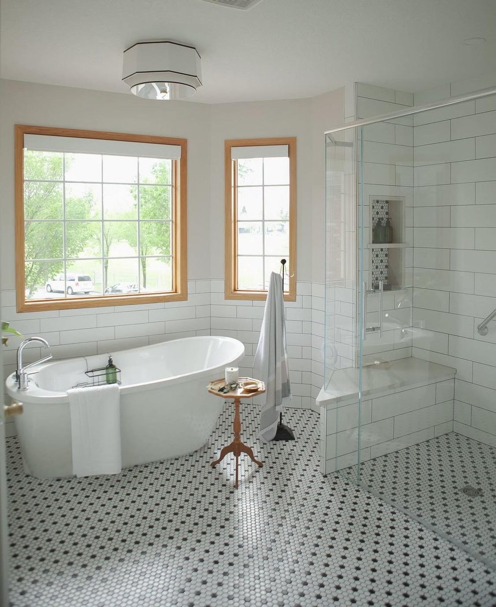 tilestonesource's tweet image. What do you and this bathroom have in common? They're both bold and beautiful 😍 Credit: @cranmerinteriors product: Clarity White w/ Black 1" Hexagon Matte. Shop now: tilestonesource.com/store/clarity-…