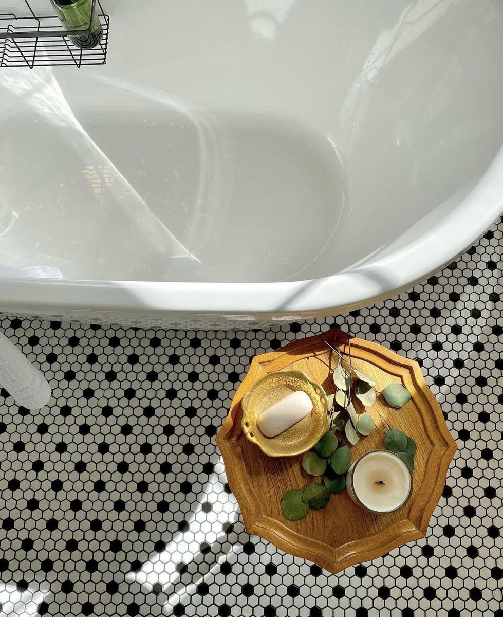 tilestonesource's tweet image. What do you and this bathroom have in common? They're both bold and beautiful 😍 Credit: @cranmerinteriors product: Clarity White w/ Black 1" Hexagon Matte. Shop now: tilestonesource.com/store/clarity-…