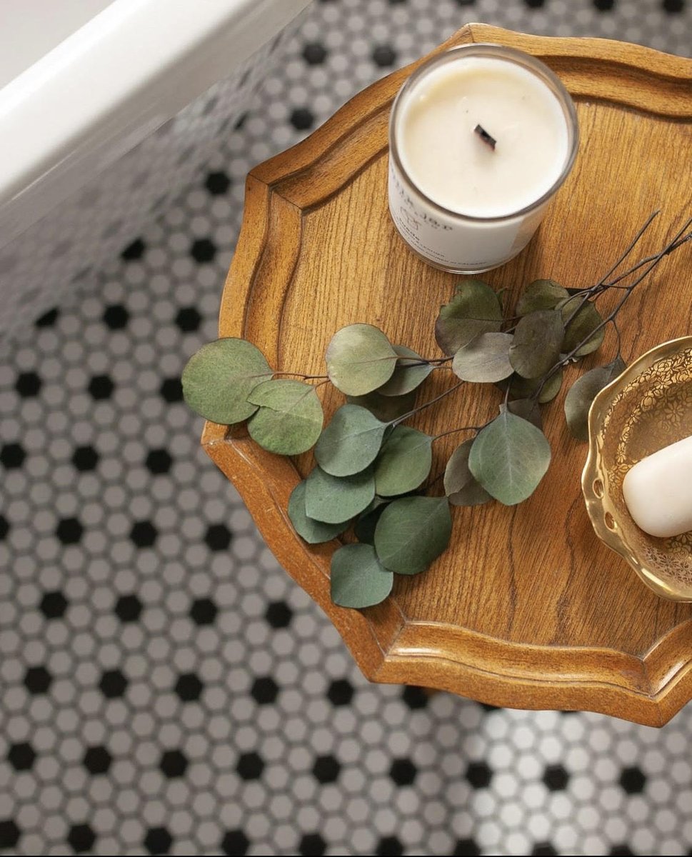 tilestonesource's tweet image. What do you and this bathroom have in common? They're both bold and beautiful 😍 Credit: @cranmerinteriors product: Clarity White w/ Black 1" Hexagon Matte. Shop now: tilestonesource.com/store/clarity-…