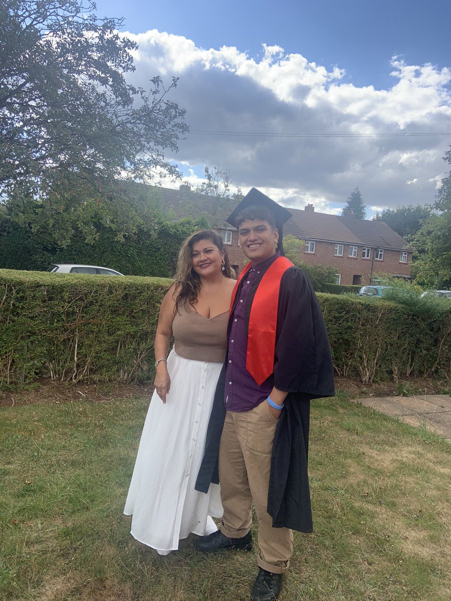 AmeliaHenly's tweet photo. Y este hijo mรญo, Gabo, se ha graduado acรก en Inglaterra ๐ฌ๐ง en International Business como First Class con honores
๐คฉ๐๐๐
Pรกsenme el babero de nuevo!!
#uwe #businessgraduate #firstclass #myson #proudmum #celebrationtime #peruanos #peruanoseninglaterra https://t.co/riBAOtULr4