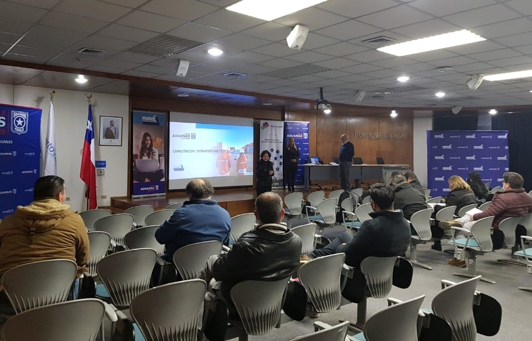 folovap's tweet photo. Miembros de #Folovap participaron hoy de una capacitación de @AduanaCL #Valparaíso, con el fin de estandarizar los formatos de la planilla de control de inventario de cargas de rezago que son enviada todos los meses a Aduana. Actividad se efectuó en auditorio de @PortValparaiso. https://t.co/eZ6lMswFVh