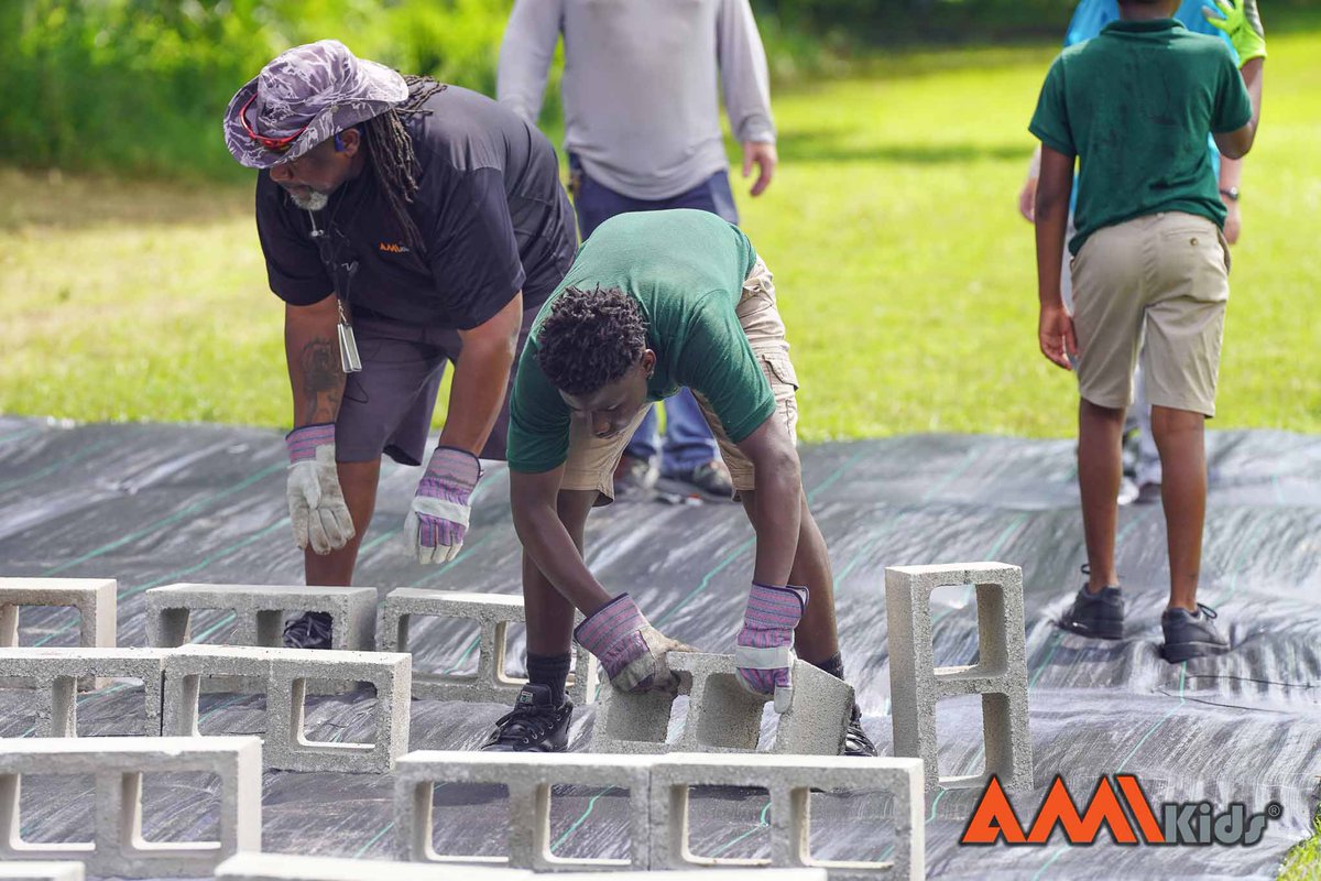 AMIkids's tweet photo. We launched our new Youth and Family Nutrition Program last Friday by building an #urbanfarm with @EarthBox at AMIkids Manatee! This new program aims to improve #nutrition and #gardening among youth and families. 

#WeAreAMIkids #KidsFirst #GrowYourOwnFood https://t.co/dWcXubQc7j