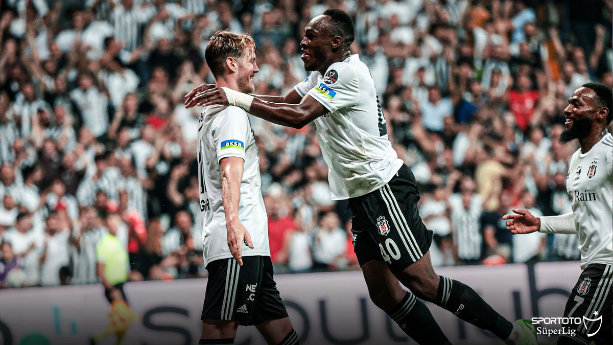 superlig's tweet photo. #Weghorst 🤝 #Muleka https://t.co/x60QUn8Gjc
