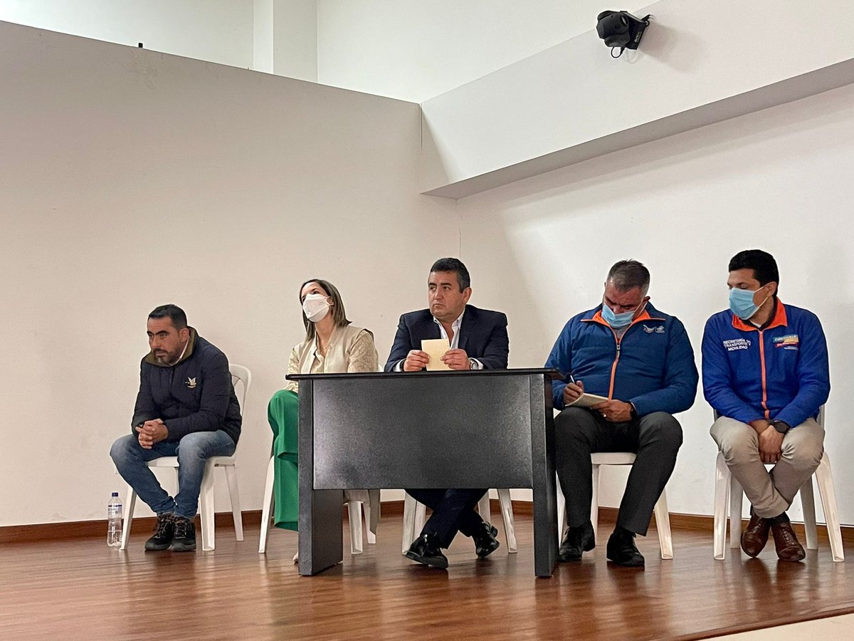 ansvcol's tweet photo. La @ansvcol está presente hoy en el municipio de Cota, #Cundinamarca 👉 @lp_onate, directora de Coordinación Interinstitucional, participa en la firma del pacto departamental de autoridades de tránsito para la movilidad sostenible y segura.

@SecMovilidad https://t.co/nN2ieWJAIe