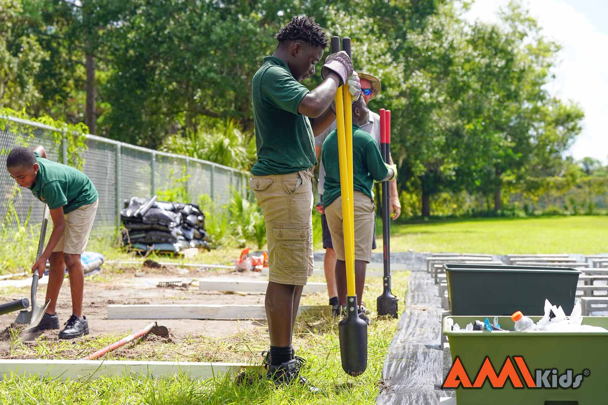AMIkids's tweet photo. We launched our new Youth and Family Nutrition Program last Friday by building an #urbanfarm with @EarthBox at AMIkids Manatee! This new program aims to improve #nutrition and #gardening among youth and families. 

#WeAreAMIkids #KidsFirst #GrowYourOwnFood https://t.co/dWcXubQc7j