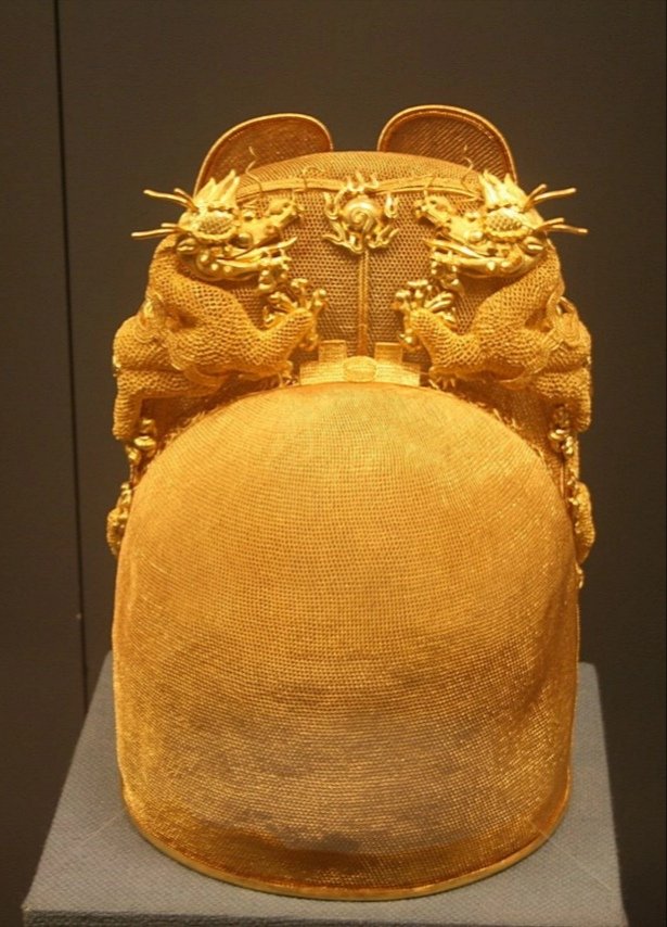 На фото - плетёная корона императора Чжу Ицзюня.
Сплетена из тончайших золотых нитей в 1620 г.
Украшена драконами из чистого золота.
Пекин, Столичный музей (район Сичэн).

//Нда, есть к чему стремиться в косплее летайцев... 😅

#охужэтивашикитайцы