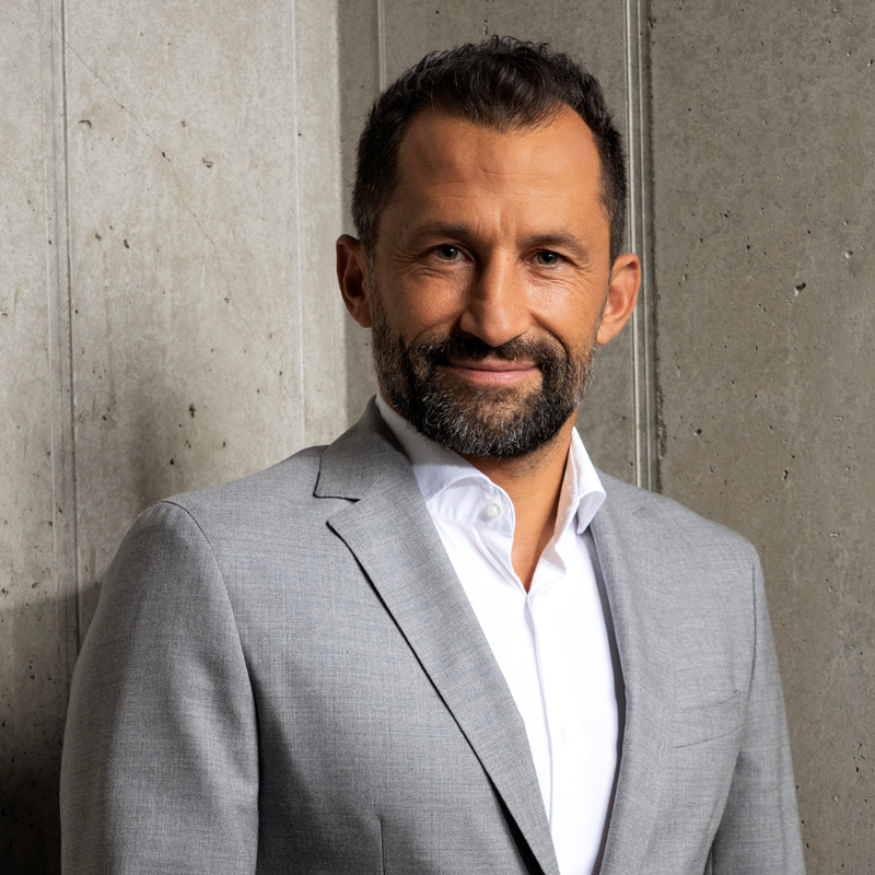 FCBayern's tweet photo. ℹ Der Aufsichtsrat der FC Bayern München AG hat auf seiner Sitzung am heutigen Montagabend einstimmig beschlossen, den Vertrag von Sportvorstand Hasan Salihamidžić um weitere drei Jahre bis zum 30. Juni 2026 zu verlängern.

📎 https://t.co/Vstg26bsA5