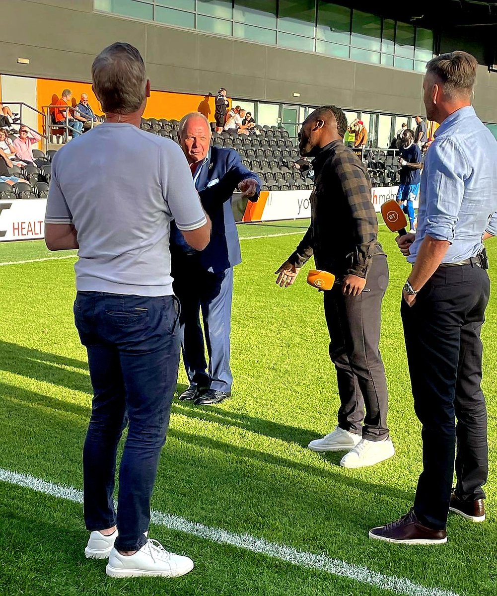 A9Mac's tweet photo. What better way to spend bank holiday monday than covering an entertaining game of football as @BarnetFC hosted @EastleighFC in the @TheVanaramaNL live on @btsportfootball

Good to see my old team mate Dean Brennan &amp; the @theposh legend Barry Fry 💙 https://t.co/LmDgXkcxBb