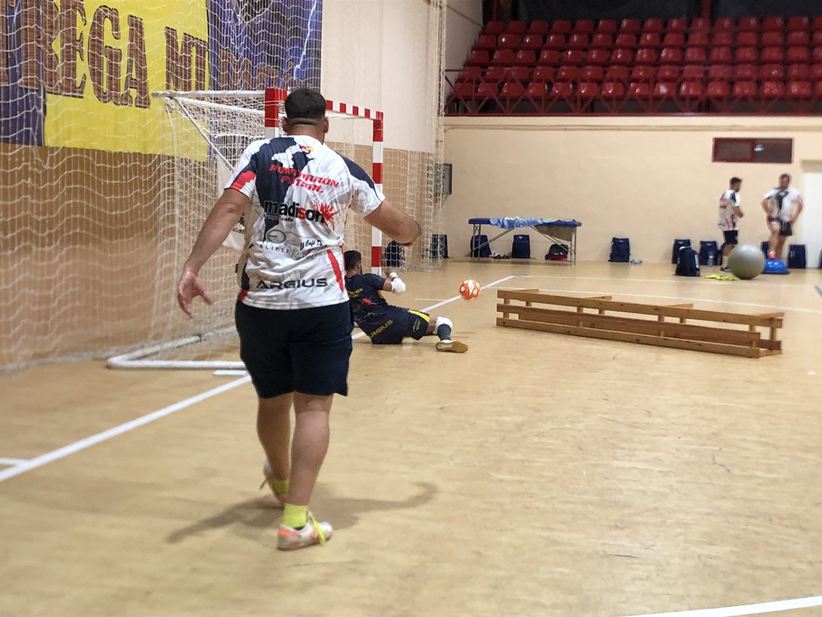 Nuestros porteros han realizado una sesión específica en portería de la mano de Martin Raigal nuestro preparador de porteros. 💪🏽💛