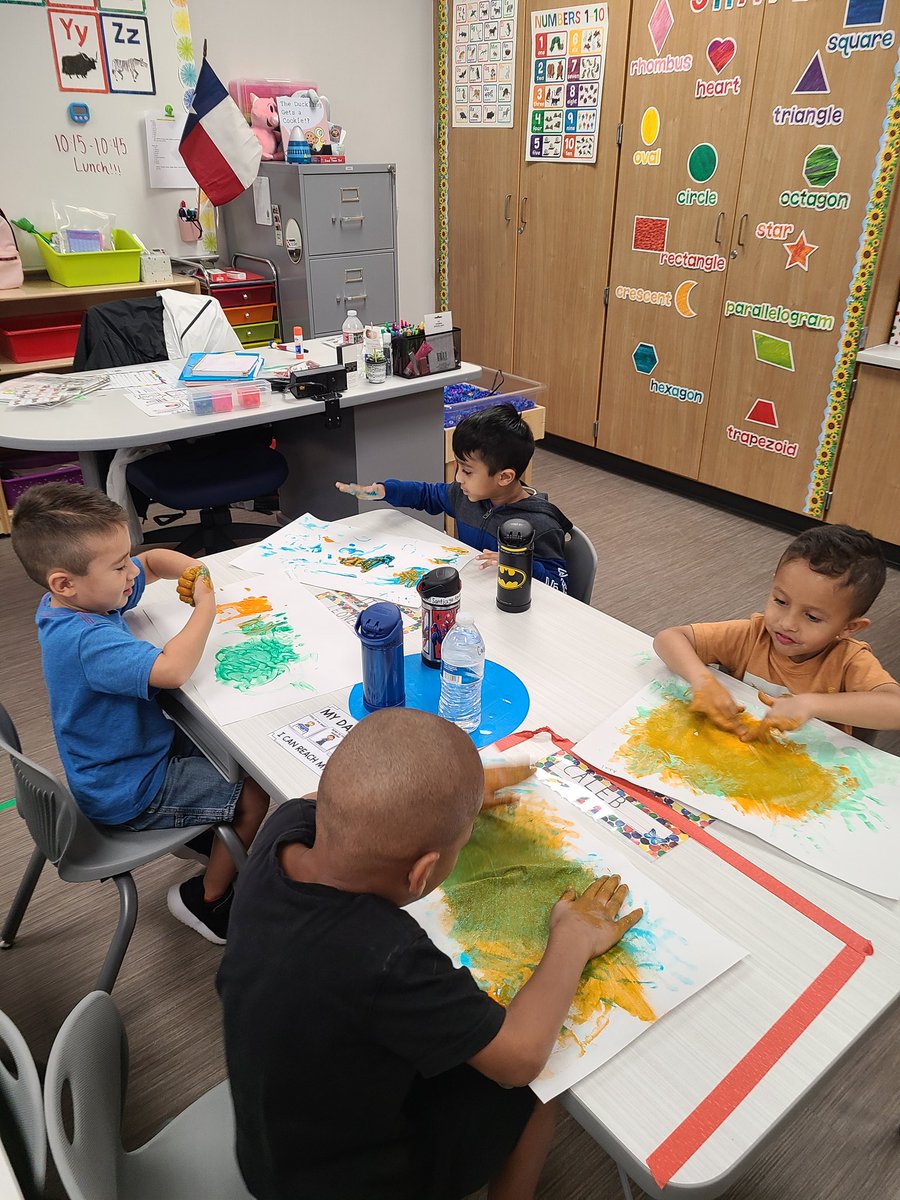 AndrePKBarrera's tweet photo. The PreK students enjoyed finger painting today during STEAM! A is for Art!😊 @AndreKSalmeron @CFISDAndre @CFISDPK1 #AndreinAction https://t.co/2k0dimsrIv