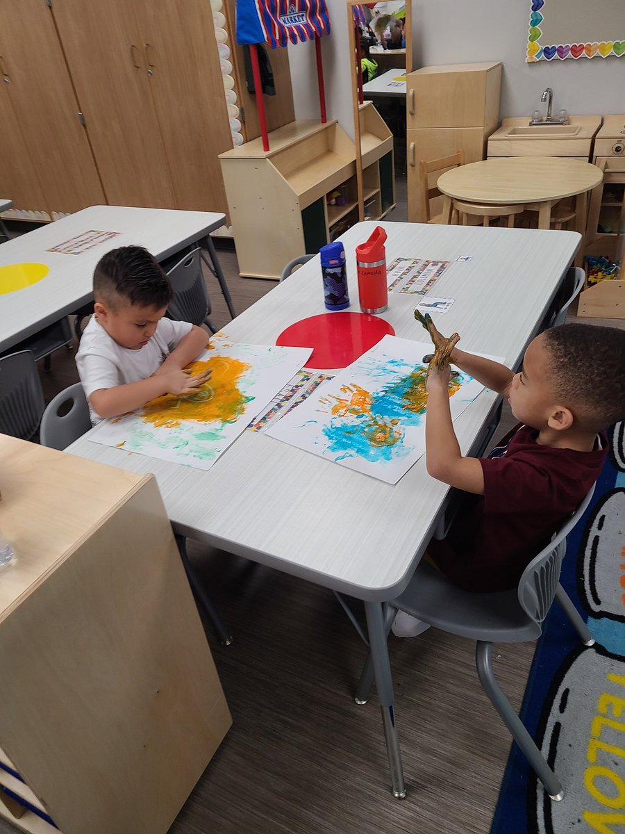AndrePKBarrera's tweet photo. The PreK students enjoyed finger painting today during STEAM! A is for Art!😊 @AndreKSalmeron @CFISDAndre @CFISDPK1 #AndreinAction https://t.co/2k0dimsrIv