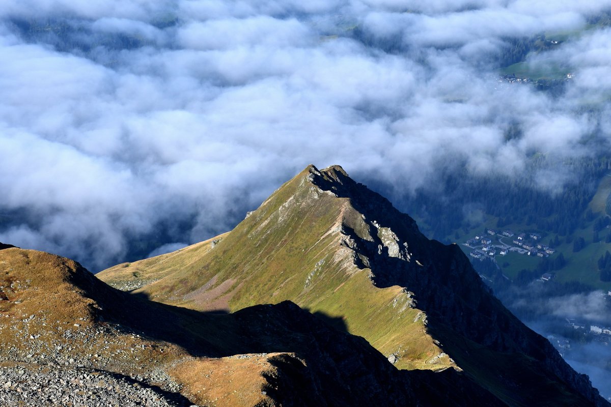 gurgeh's tweet photo. On a ridge above Lenzerheide, a more exposed hike than on the other side of the plateau

Parpaner Rothorn to Churwalden, GR, Aug'22 https://t.co/VWrVv1bWnG