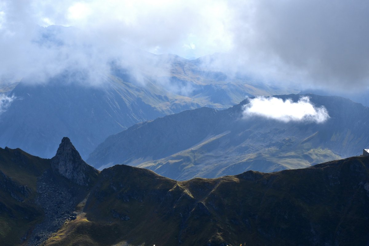 gurgeh's tweet photo. On a ridge above Lenzerheide, a more exposed hike than on the other side of the plateau

Parpaner Rothorn to Churwalden, GR, Aug'22 https://t.co/VWrVv1bWnG