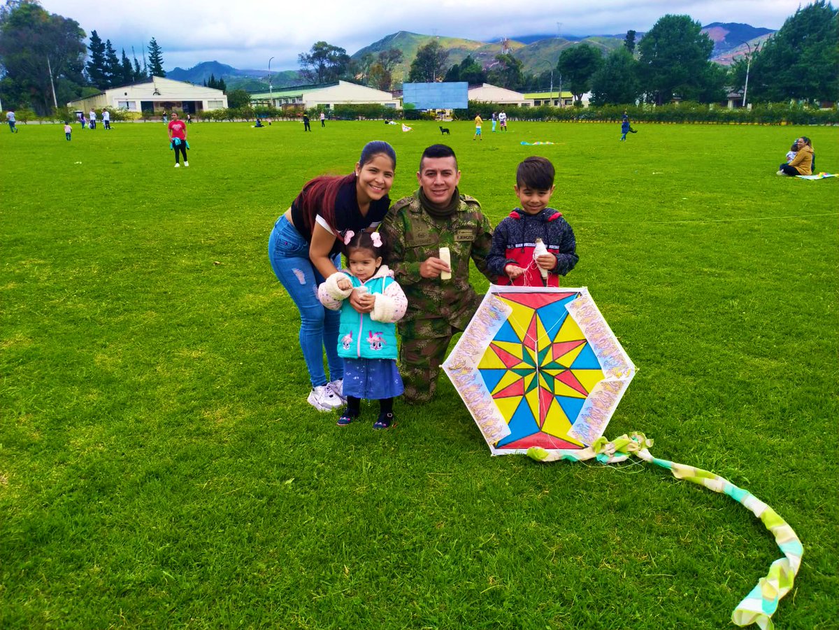 ejercito_COPER's tweet photo. En el mes de agosto, nuestros Centros de Familia de la #BR13, #CEMIL #CANTÓNSUR y #BRCOM, elevaron sueños en unión familiar con la actividad #DíadeCometas, compartiendo espacios de esparcimiento y felicidad con sus seres queridos.
#FamiliaMilitar https://t.co/Jv1TIOerBb