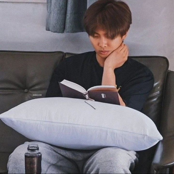 btsluvya7's tweet photo. Yeni kitaba başlayalım bakalım✨#ReadingWithRkive https://t.co/QLejpgZbgj