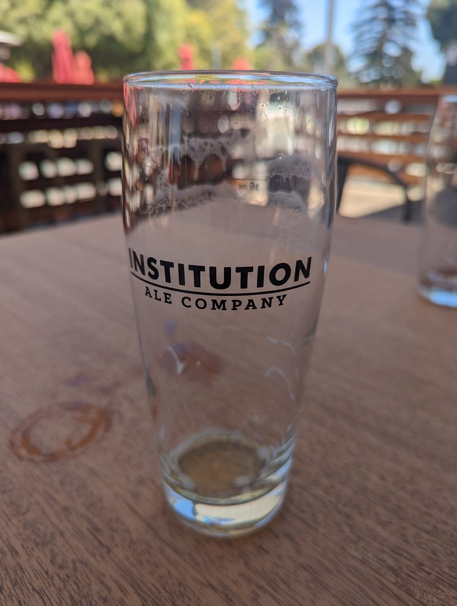 Smoking_Hot_Dad's tweet photo. Not a pretty sight...
Guess I should think about a refill!
#beer #emptyglass #smokinghotdad #mondaybeer #itsempty #paleale #afternoonbeer #paleale #pint https://t.co/dKM1xKCy9V