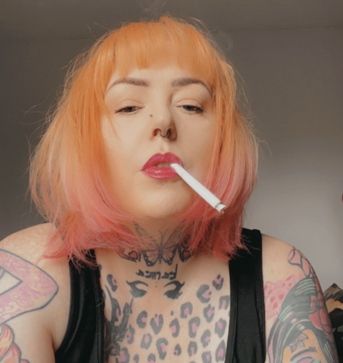 BlowsMaryjane's tweet photo. #mature #redhead #tattooed #pierced #smoking #smokingfetish #redlipstick #lipstickbutt 🔥💨🔥 https://t.co/jx84whQQeV