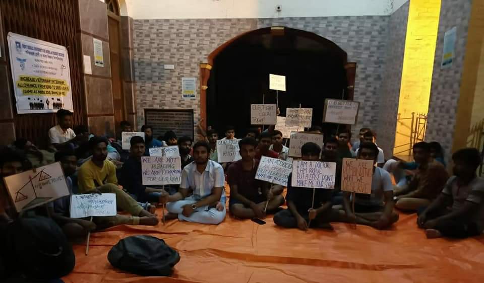 ForumBengal's tweet photo. midnight sit-in protest
Our stipend our right ✊
- অবিলম্বে ভেটেরিনারি ইন্টার্নশিপ ভাতা বাড়াতে হবে ✊
#increase_wb_vet_stipend
#increase_veterinary_internship_allowance
@MamataOfficial @SwapanDebnath98
@AITCofficial @atul1chaturvedi @Murugan_MoS @Dept_of_AHD @presidentVCI https://t.co/Rw8VoryNol