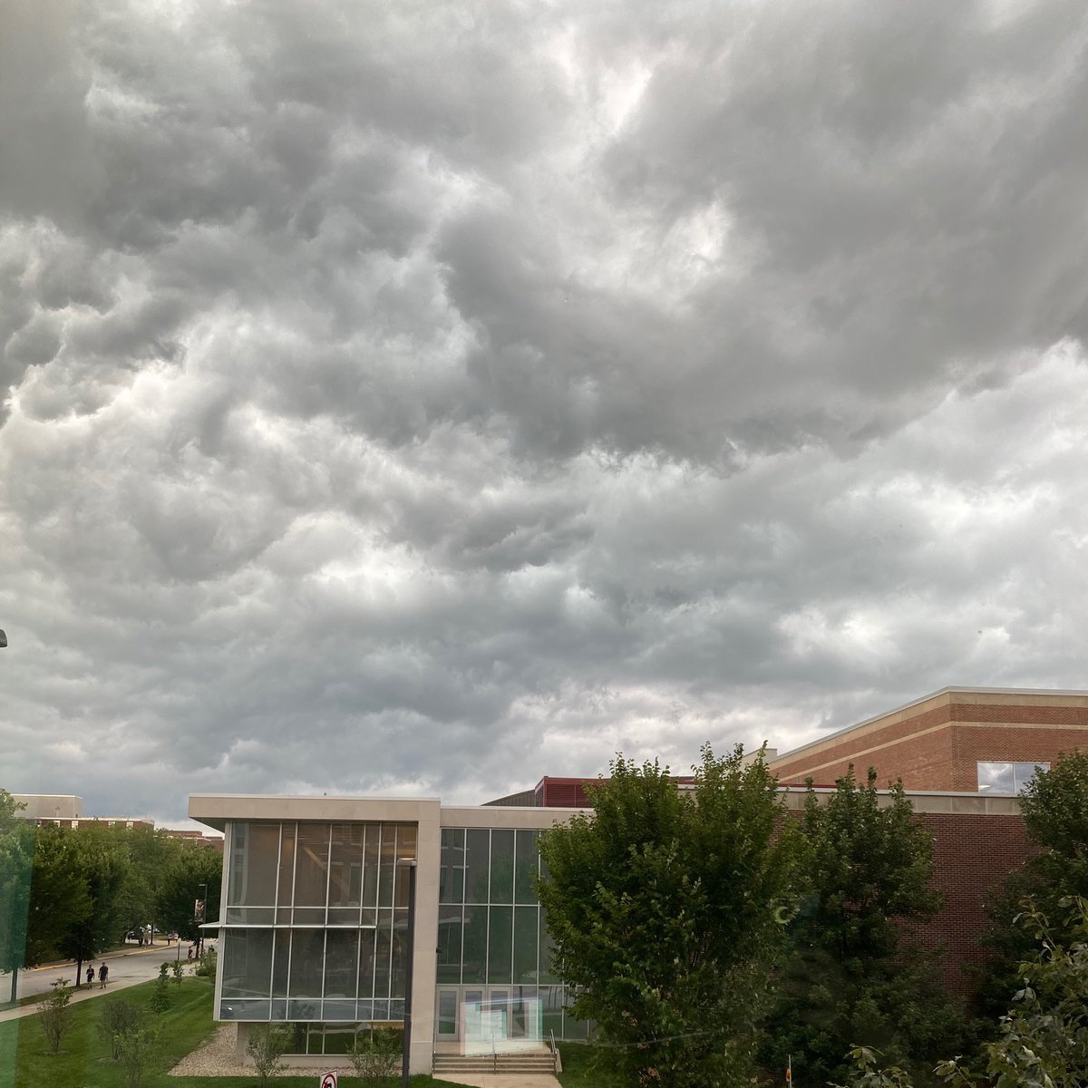 It's Writing Weather, Boilermakers! Sign up for one of our e-tutoring or online sessions so you don't have to leave the dorms! Stay safe out there, and #UmbrellaUp! owl.purdue.edu/writinglab/the…