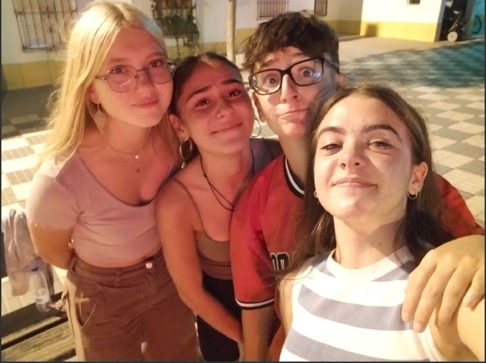 loretorojoo's tweet photo. las quiero muchísimo 
@martonesa1 @Lolaapg1 @_sandraads_ https://t.co/fYxbrkMbZo
