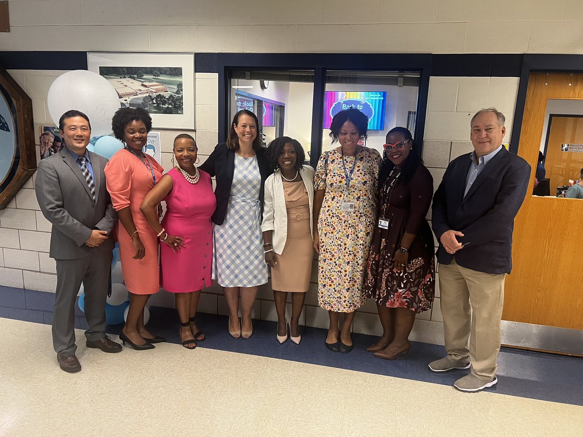HeidiSlatcoff's tweet image. Starting off our school year strong with a visit from our superintendent, Dr. McKnight, Board of Education President, Ms.  Wolff, County Executive Mr.  Elrich and Associate Superintendent, Dr. Floyd-Cooper!!! #manymustangsoneherd #MCPSFirstDay @MCPS