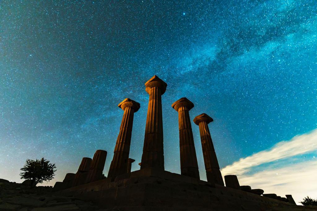 Dünyada güneşin en güzel doğduğu ve aynı güzellikte battığı noktaları sizlerle paylaşmak için çekim ekibimiz geceden hazırlıklara başladı. 

Antik Çağda Troas diye adlandırılan bölgede; Assos Athena Tapınağı’ndan anlık görüntülerle; “BİR BAŞKADIR ÇANAKKALE.” 

#backstage 📸