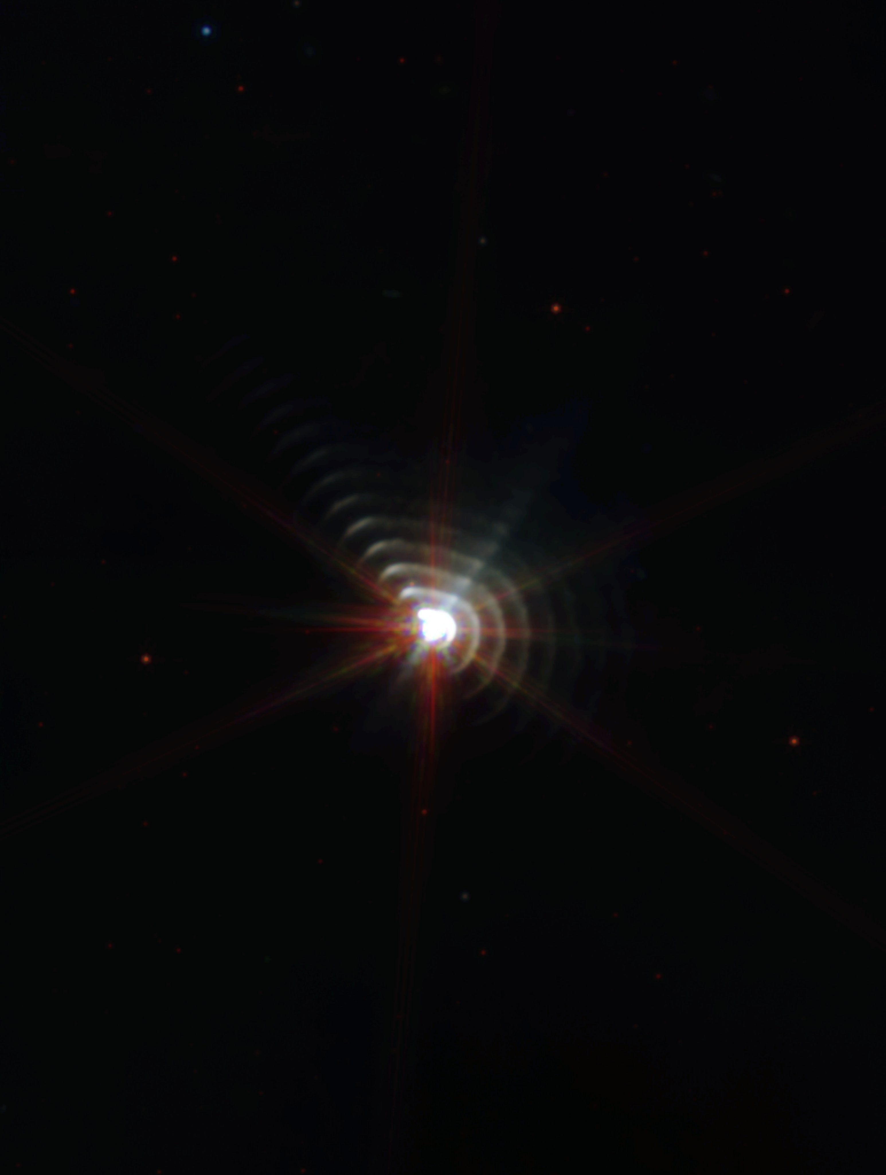 Theo các chuyên gia, việc các cặp sao đôi tạo ra bụi khá phổ biến. Thế nhưng, việc hai ngôi sao tạo ra những gợn sóng đồng tâm như trong bức ảnh NASA mới chụp được vô cùng thú vị và độc đáo.