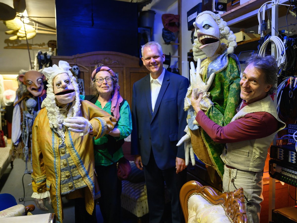 Björn Thümler, Minister für Wissenschaft und Kultur in Niedersachsen (CDU), besuchte die 6. Deutsche Figurentheaterkonferenz in Northeim. Anlass war die Verleihung des Zukunftspreises der CDU-Kreistragsfraktion Northeim an das "Theater der Nacht", Austragungsort des Kongresses.
