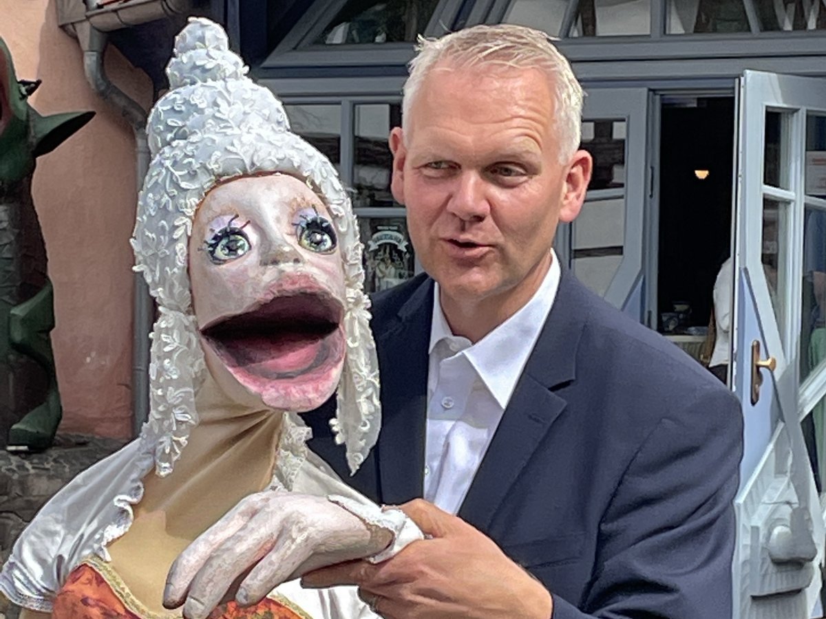 VDPVerband's tweet photo. Björn Thümler, Minister für Wissenschaft und Kultur in Niedersachsen (CDU), besuchte die 6. Deutsche Figurentheaterkonferenz in Northeim. Anlass war die Verleihung des Zukunftspreises der CDU-Kreistragsfraktion Northeim an das "Theater der Nacht", Austragungsort des Kongresses. https://t.co/OC1mwaOKSi